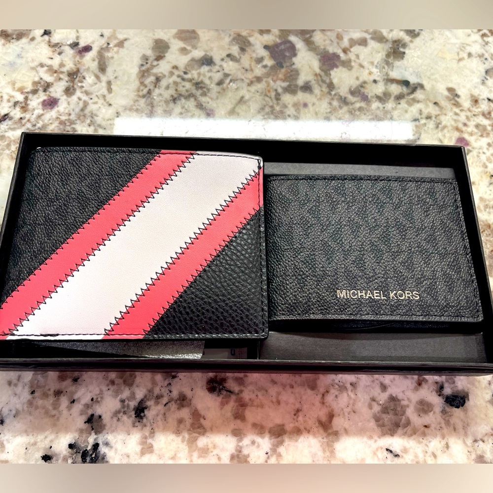 🆕 MICHAEL KORS MENS Logo and Faux Leather Stripe Wallet With Passcase Gift Set
